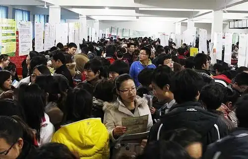  大学生找工作有多难985硕士工资仅4000元,过年过节没脸回去