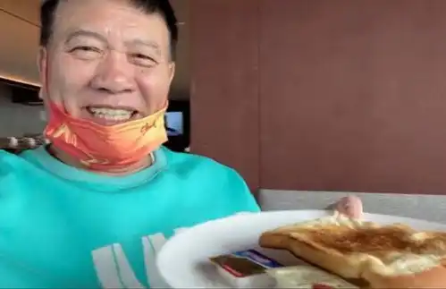 64岁万梓良高级食堂早餐曝光,仅两片面包裹腹,走路跌撞疑患痴呆