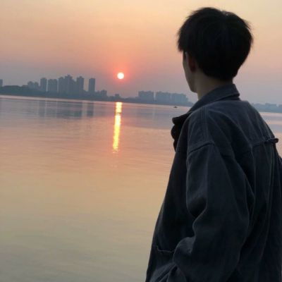  2022最新版帅气的男生头像人间灯火总有一盏在等你回家
