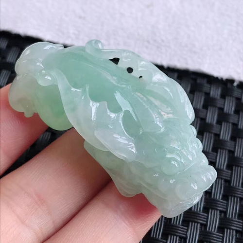  翡翠貔貅吊坠女性佩戴的寓意与好处探究