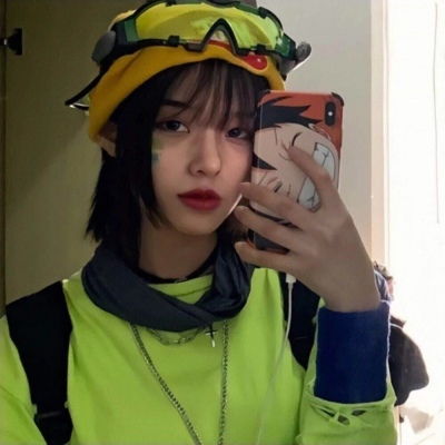  真人可爱女头拿手机的小姐姐