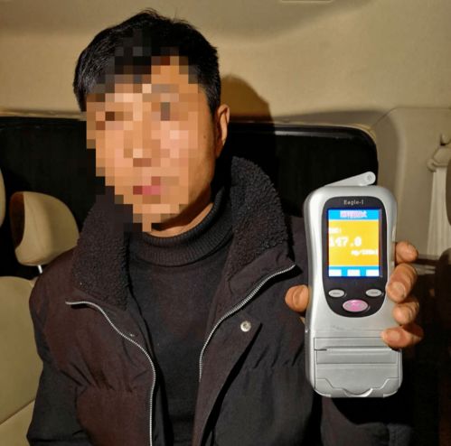  男子醉驾高速接朋友,一查,竟还无证驾驶