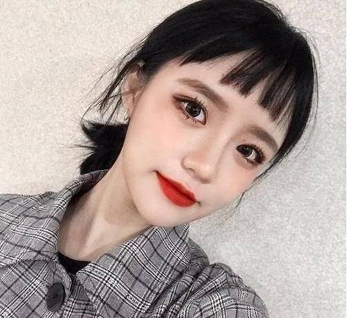  脸大的女生尽量少露额头,这3款刘海更适合你,减龄显脸小