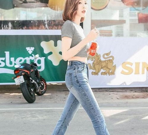  街拍美女紧身牛仔裤体现女性的柔美风情