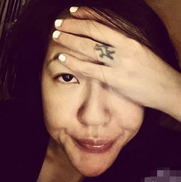  吓坏宝宝了小s半夜晒自拍尖下巴配白指甲