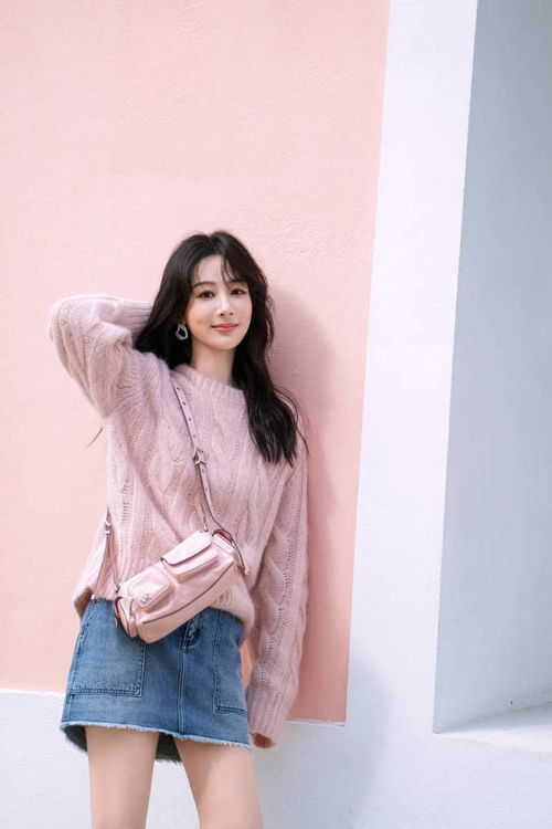  杨紫穿粉色毛衣化身元气少女甜笑表情灵动好活泼