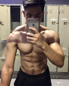 在试衣间拍羞耻照的肌肉男,原来是个穿搭高手