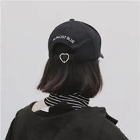  qq头像女生戴帽子黑白色