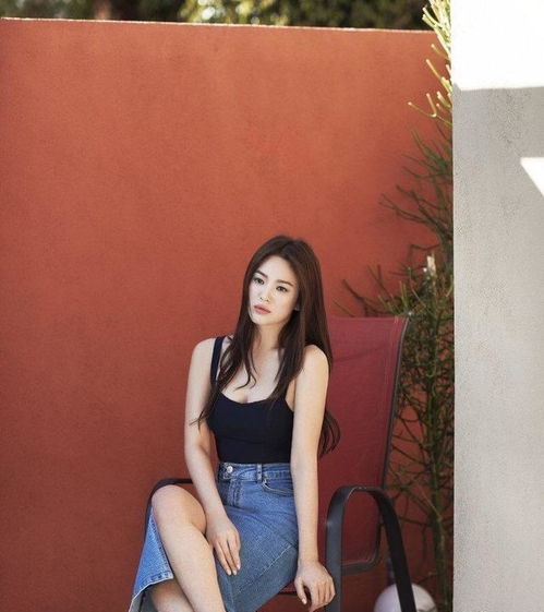  宋慧乔离婚后更少女了,穿吊带背心配铅笔裙,美到看不出年龄