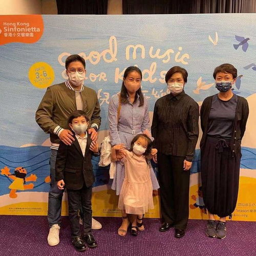  郭晶晶晒得好黑,一家现身她口罩和脸一个色,女儿俏皮踩妈妈脚丫