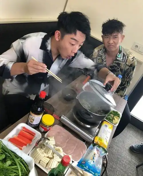  表情郑恺吃火锅又贡献表情包惹来同桌人员直翻白眼娱乐新闻烟台新闻网...表情
