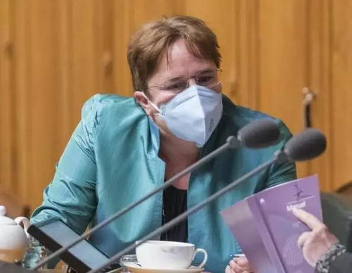  女议员戴口罩被逐,有人更愿意选择塑料套...欧洲人为什么不愿戴口罩