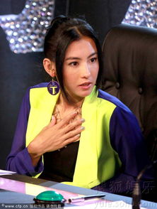 张柏芝做评委表情夸张忙补妆亲吻女孩显母爱