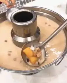  这家火锅店用奶茶当底料,看上去像粉底液,味道还挺好吃