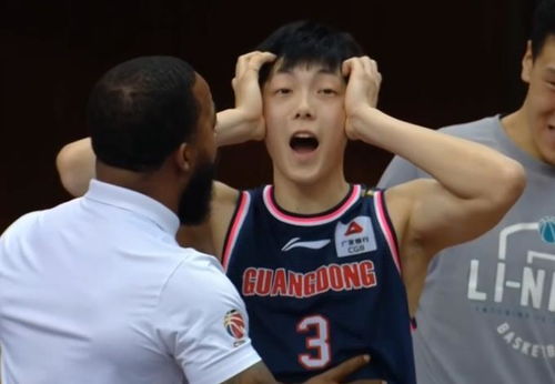  太劲爆了赵睿上演单臂劈扣,广东替补席被点燃,胡明轩表情大亮