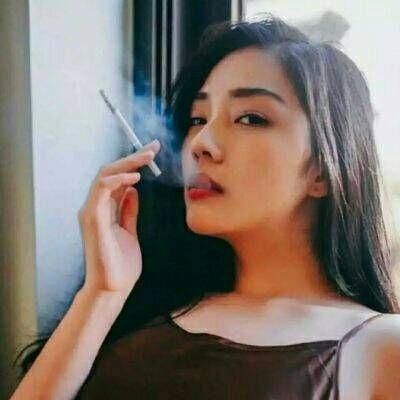  个性头像女生气质高冷抽烟2020最新越长大挽留的话越难说出口