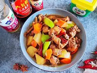  家常土豆炖鸡块的做法家常土豆炖鸡块怎么做阳光明媚99的菜谱