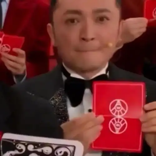  尼格买提穿帮爆上热搜更绝的是撒贝宁现挂