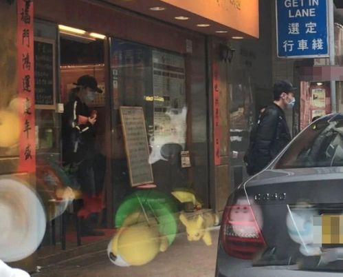  组图许志安与一女子戴口罩出门女方被疑不是郑秀文