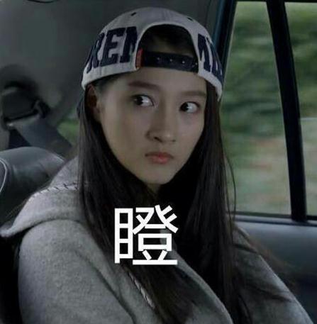  关晓彤818晚会造型惊艳,因舞台特效引争议,被指毫无偶像包袱