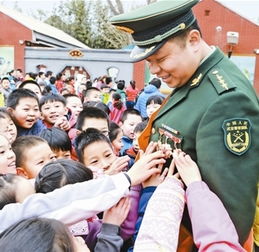  厉害了国旗护卫队指导员给孩子们上开学第一课