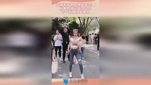  女孩在路上跳起天竺舞,好像天竺公主,下一秒成为显眼包