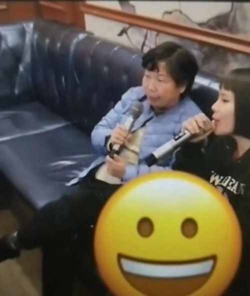  杜妈盘腿坐在那里和熊磊同框唱歌,有人说表情不是发自内心