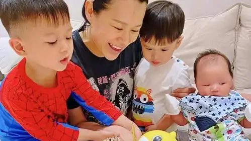  胡杏儿携仨儿子切蛋糕,为李奕霖庆2岁生日,三胎儿子表情超搞笑