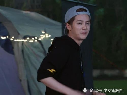  鹿晗看到人群中的关晓彤,本能露出17岁羞涩表情,喜欢是藏不住的