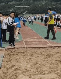  姑娘这么可爱竟然当保安,大叔都忍不住多看两眼,太屈才了
