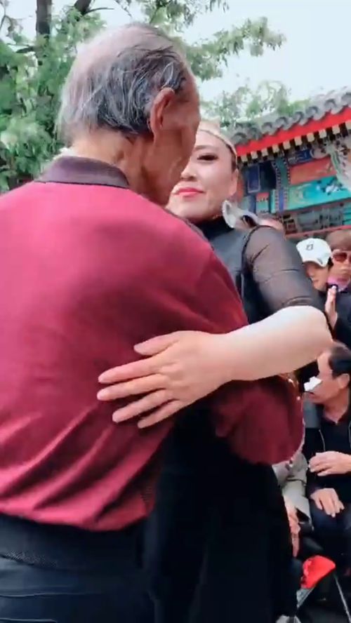  张大爷邀请美女跳舞,表情自信
