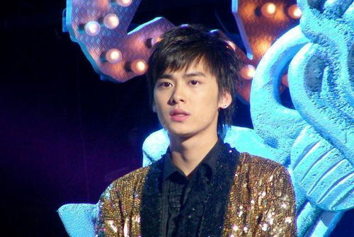  6年前的快乐大本营,给朴有天当背景板的男孩,如今已成一线顶流