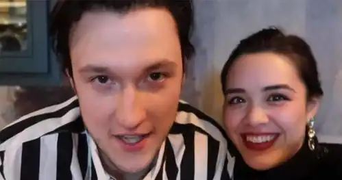  钟丽缇23岁混血女儿晒旧照,深v上衣露傲人身材,疑和男友同居