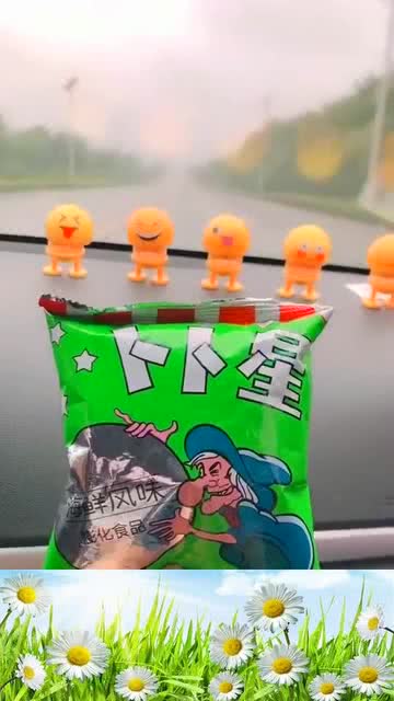  坐副驾驶的正确姿势,老公看到我吃黄瓜表情都变了