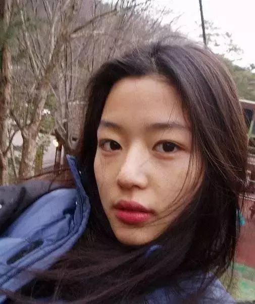  素颜下全智贤很温婉允儿呆萌朴信惠不做作,她素颜比上妆还美