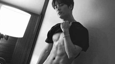 腹肌表情包可爱男版