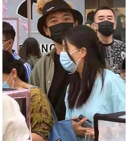  王思聪和23岁小女友逛街被抓拍,网友看到长相后,都说换口味了