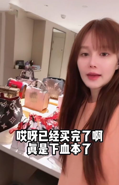  赵本山女儿在街边唱歌穿短裙秀大长腿,承包酒吧二楼嗨玩太气派