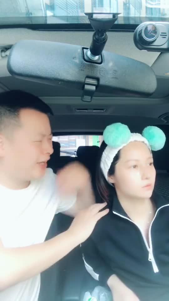  我跟你说,下次我生气的时候你别给我嬉皮笑脸的,不然我忍不住哈哈