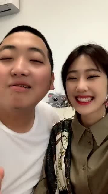  和老公撒一波狗粮,这表情是不是太贱了,忍不住发笑