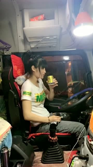  卡车女司机尝试,第一口竟是这表情,看来有点降不住