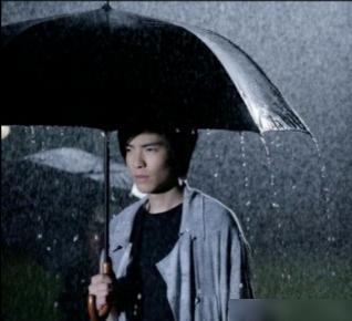  萧敬腾雨神名不虚传,海南录节目突降大雨淡定打伞