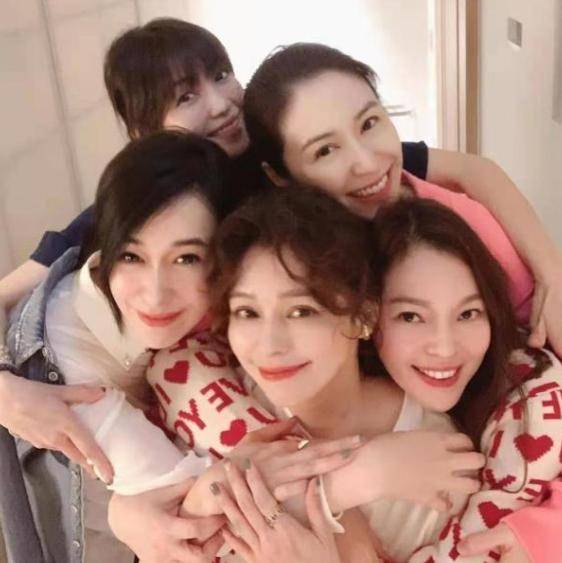  曾馨莹晒闺蜜聚会照,一向稳居c位的她,这次却被徐若瑄抢风头