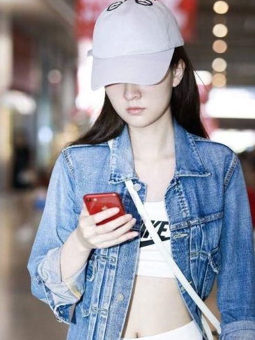  乔欣粉嫩大片清爽少女,与杨紫闺蜜情超甜,刘海都要剪同款