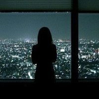  站在落地窗前的女生背影头像