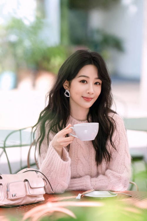 杨紫穿粉色毛衣化身元气少女甜笑表情灵动好活泼