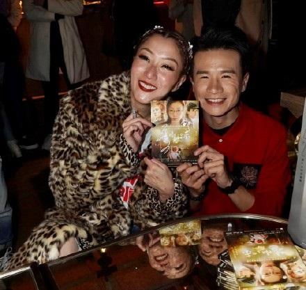  组图许志安与一女子戴口罩出门女方被疑不是郑秀文