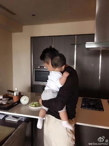  汪小菲与儿子玩举高高小希箖笑不停萌翻